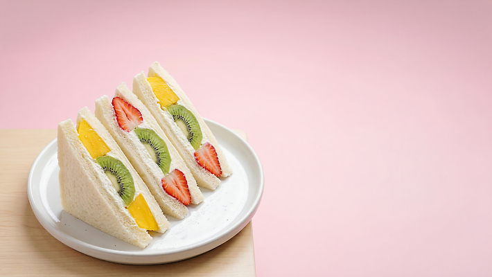 JPG 나무 편집이미지 접시 음식 분홍색 과일 탁자 딸기 디저트 샌드위치 키위 식사 망고 과일샌드위치 편집실사 AI포토 AI콘텐츠 식물 식기 컬러 가구 CG 열대과일 파일형식