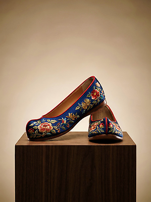 JPG 나무 편집이미지 디자인 패션 구두 신발 꽃무늬 조명 한국 장식 받침대 꽃신 수놓기 전통신발 스타일 편집실사 AI포토 AI콘텐츠 식물 전통 꽃 아시아 무늬 전통소품 CG 파일형식