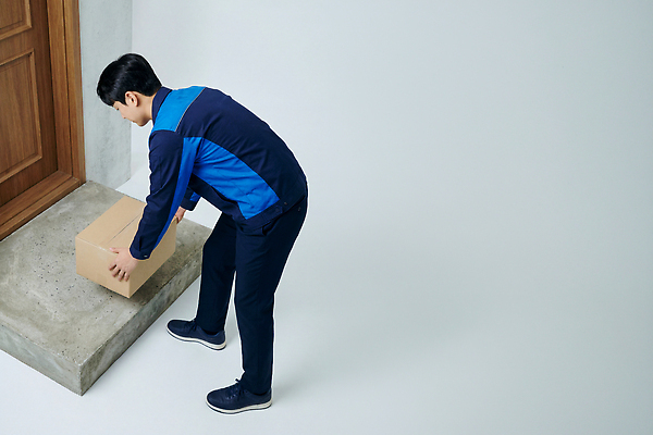 JPG 편집이미지 남자 유니폼 모션 서기 상자 갈색 작업 운반 택배기사 배송 오브젝트 옷입기 택배상자 물류 의료성형뷰티 편집실사 AI인물포토 AI콘텐츠 옷 컬러 사람 배달원 CG 택배 파일형식 AI포토