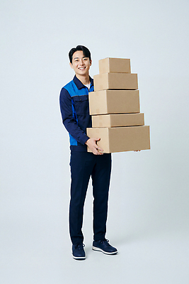 JPG 편집이미지 남자 작업복 웃음 사람 상자 작업 택배기사 배달원 배송 오브젝트 서비스 택배상자 물류 의료성형뷰티 편집실사 AI인물포토 AI콘텐츠 직업 옷 표정 CG 택배 파일형식 AI포토