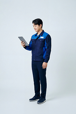 JPG 편집이미지 남자 기술 작업복 스마트기기 태블릿 스크린 장비 작업 택배기사 집중 의료성형뷰티 편집실사 AI인물포토 AI콘텐츠 옷 컨셉 사람 전자제품 배달원 CG 파일형식 AI포토