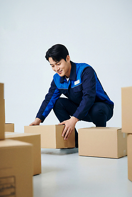 JPG 편집이미지 남자 상자 장비 작업 택배기사 상품 집중 배송 창고 직원 택배상자 물류 수하물 의료성형뷰티 편집실사 AI인물포토 AI콘텐츠 컨셉 사람 배달원 CG 택배 파일형식 AI포토