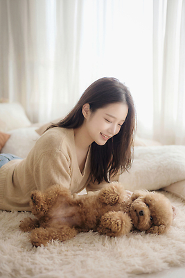 JPG 편집이미지 여자 행복 놀이 바닥 함께함 한명 웃음 반려동물 방 개 강아지 편안함 푸들 의료성형뷰티 상호작용 편집실사 AI인물포토 AI콘텐츠 동물 1 감정 컨셉 포유류 표정 사람 감각 CG 파일형식 AI포토