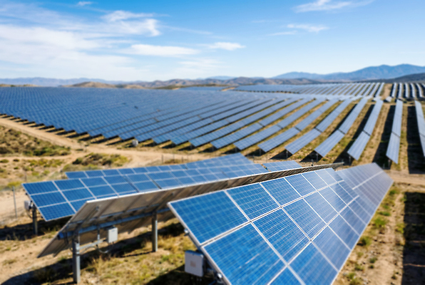 JPG 편집이미지 자연 하늘 기술 초원 발전소 에너지 그린에너지 전기에너지 태양에너지 일렬 집열판 패널 기후변화 설치 재생에너지 편집실사 AI컴퓨터그래픽 AI콘텐츠 날씨 변화 CG 생태계 파일형식