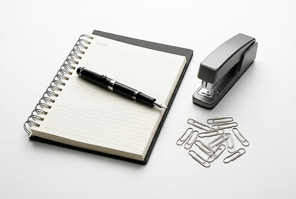 JPG 편집이미지 비즈니스 문구용품 사무실 펜 금속 깨끗함 공책 기록 업무 스테이플러 책상 문서 클립 정리 편집실사 AI포토 AI콘텐츠 가구 컨셉 재질 필기구 사무용품 작업 CG 오브젝트 파일형식