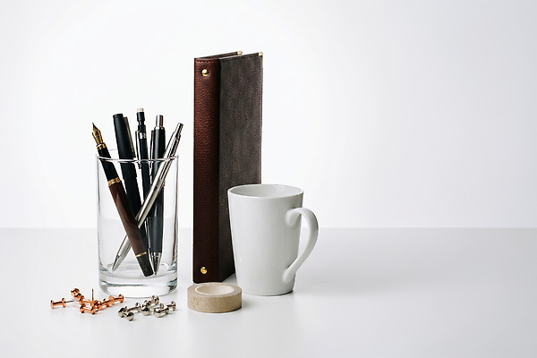 JPG 편집이미지 비즈니스 잔 일상 컵 사무실 필기구 펜 금속 다이어리 깨끗함 도구 업무 압정 책상 테이프 정리 편집실사 AI포토 AI콘텐츠 식기 가구 컨셉 재질 문구용품 라이프 사무용품 작업 CG 파일형식