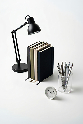 JPG 편집이미지 시계 비즈니스 문구용품 조명 잔 직장 학습 사무실 필기구 펜 깨끗함 스탠드 업무 책상 정리 편집실사 AI포토 AI콘텐츠 식기 교육 가구 컨셉 회사 작업 CG 오브젝트 파일형식