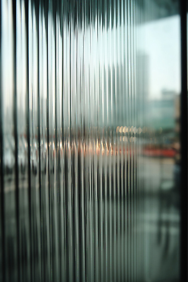 JPG 편집이미지 이동 패턴 유리 풍경 건물 빛 반사 도시 구조물 편집실사 AI포토 AI콘텐츠 건축물 건축 컨셉 무늬 재질 CG 파일형식