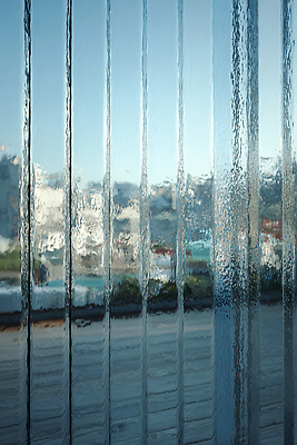 JPG 편집이미지 무늬 창문 유리 일상 빛 반사 도시 구조물 흐림 편집실사 AI포토 AI콘텐츠 건축 재질 날씨 라이프 CG 파일형식