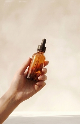 JPG 편집이미지 손 갈색 화장품 액체 피부 아로마 아로마테라피 의료성형뷰티 아로마오일 편집실사 AI인물포토 AI콘텐츠 컬러 신체부위 뷰티 오일_화장품 CG 테라피 파일형식 AI포토