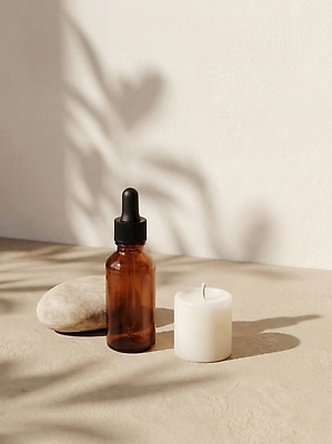 JPG 편집이미지 초 유리병 그림자 인테리어 화장품 아로마 스킨케어 아로마테라피 아로마오일 편집실사 AI포토 AI콘텐츠 디자인 병_용기 뷰티 오일_화장품 CG 테라피 파일형식