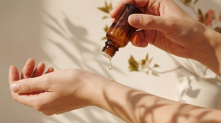 JPG 식물 편집이미지 손 신체 손목 피부 향수 향기 아로마 아로마테라피 의료성형뷰티 아로마오일 편집실사 AI인물포토 AI콘텐츠 신체부위 화장품 오일_화장품 CG 냄새 테라피 파일형식 AI포토