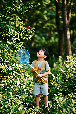 JPG 식물 편집이미지 어린이 나비 자연 일상 여름 환경 놀람 탐험 관찰 체험 숲 즐거움 채집망 편집실사 AI인물포토 AI콘텐츠 계절 감정 곤충 컨셉 모션 표정 사람 라이프 CG 생태계 파일형식 AI포토