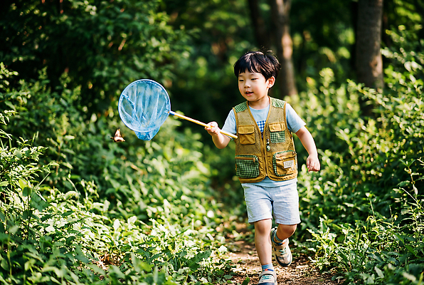 JPG 편집이미지 길 어린이 자연 초록색 여름 탐험 체험 숲 채집망 편집실사 AI인물포토 AI콘텐츠 계절 컬러 컨셉 사람 CG 생태계 파일형식 AI포토