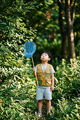 JPG 편집이미지 어린이 나비 자연 소년 야외 여름 놀람 탐험 체험 숲 채집망 발견 편집실사 AI인물포토 AI콘텐츠 계절 남자 감정 곤충 컨셉 표정 사람 CG 생태계 파일형식 AI포토