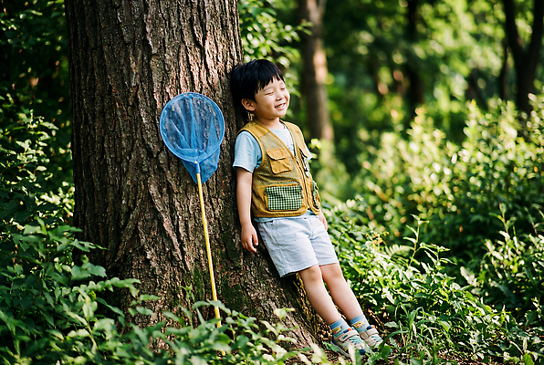 JPG 나무 편집이미지 어린이 자연 아웃도어 웃음 소년 일상 여름 탐험 체험 숲 즐거움 채집망 편집실사 AI인물포토 AI콘텐츠 식물 계절 남자 감정 컨셉 표정 사람 라이프 CG 생태계 파일형식 AI포토
