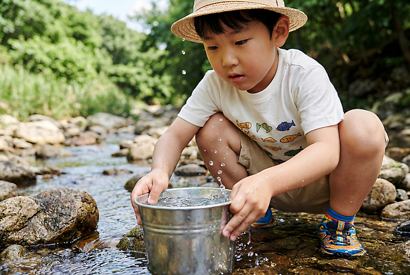JPG 나무 편집이미지 어린이 자연 놀이 물 여름 햇빛 탐험 바위 개울 시원함 물통 즐거움 편집실사 AI인물포토 AI콘텐츠 자연요소 식물 계절 감정 사람 빛 강 CG 생태계 파일형식 AI포토