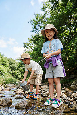 JPG 편집이미지 어린이 자연 물놀이 물줄기 통 웃음 여름 강 바위 개울 즐거움 편집실사 AI인물포토 AI콘텐츠 계절 감정 놀이 표정 사람 물 CG 생태계 파일형식 AI포토