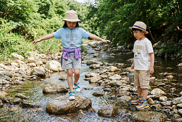 JPG 편집이미지 어린이 가족 모션 자연 놀이 물 여름 친구 걷기 탐험 돌 개울 균형 즐거움 편집실사 AI인물포토 AI콘텐츠 자연요소 계절 감정 관계 사람 강 CG 생태계 파일형식 AI포토