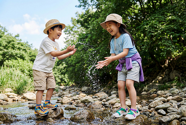 JPG 나무 편집이미지 어린이 가족 자연 물놀이 놀이 웃음 여름 바위 농촌 개울 강가 즐거움 편집실사 AI인물포토 AI콘텐츠 식물 계절 감정 관계 표정 사람 강 시골 CG 생태계 파일형식 AI포토