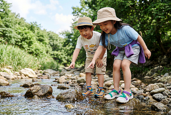 JPG 편집이미지 손 여유 어린이 자연 물놀이 웃음 물 여름 탐험 돌 풀 개울 즐거움 의료성형뷰티 편집실사 AI인물포토 AI콘텐츠 자연요소 계절 감정 놀이 표정 사람 신체부위 강 CG 생태계 파일형식 AI포토