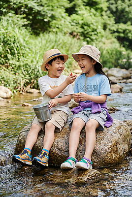 JPG 나무 편집이미지 어린이 장난 모션 자연 물놀이 놀이 웃음 여름 친구 햇빛 돌 개울 편집실사 AI인물포토 AI콘텐츠 식물 계절 관계 표정 사람 빛 강 CG 생태계 파일형식 AI포토