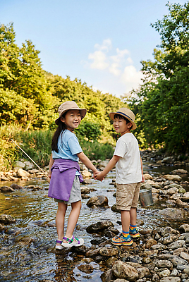 JPG 나무 편집이미지 어린이 가족 자연 낚시 야외 여름 친구 강 손잡기 물가 풀 개울 즐거움 편집실사 AI인물포토 AI콘텐츠 식물 계절 감정 관계 모션 레저 사람 풍경 CG 생태계 파일형식 AI포토