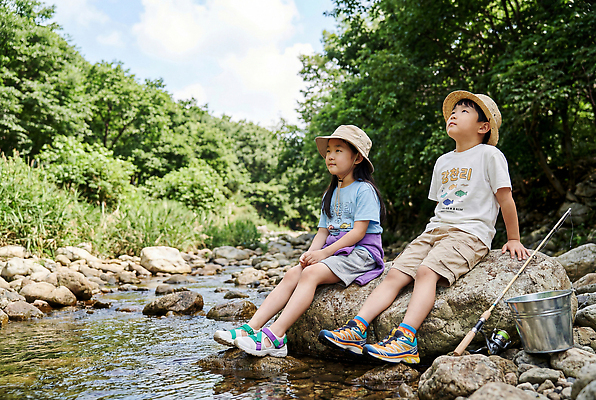 JPG 편집이미지 어린이 자연 낚시 물 여름 친구 돌 개울 숲 편집실사 AI인물포토 AI콘텐츠 자연요소 계절 관계 레저 사람 강 CG 생태계 파일형식 AI포토