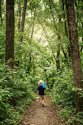 JPG 나무 편집이미지 길 어린이 자연 소년 여름 걷기 환경 산책 탐험 풀 숲 채집망 채집통 편집실사 AI인물포토 AI콘텐츠 식물 계절 남자 모션 휴식 통 사람 CG 생태계 파일형식 AI포토