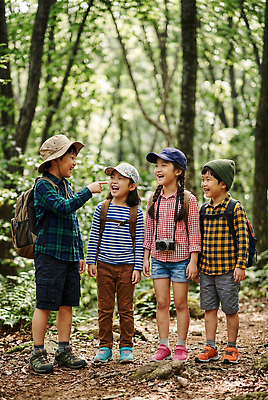 JPG 편집이미지 어린이 자연 대화 웃음 여름 친구 카메라 탐험 숲 외출 편집실사 AI인물포토 AI콘텐츠 계절 관계 표정 말하기 사람 전자제품 CG 생태계 파일형식 AI포토