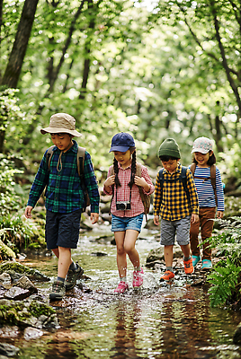 JPG 편집이미지 어린이 자연 여름 걷기 탐험 개울 숲 즐거움 편집실사 AI인물포토 AI콘텐츠 계절 감정 모션 사람 강 CG 생태계 파일형식 AI포토