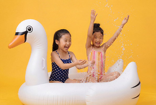 JPG 편집이미지 어린이 물놀이 놀이 오리 웃음 물 여름 친구 즐거움 백조 스프레이 튜브 편집실사 AI인물포토 AI콘텐츠 자연요소 계절 감정 관계 조류 표정 사람 CG 파일형식 AI포토