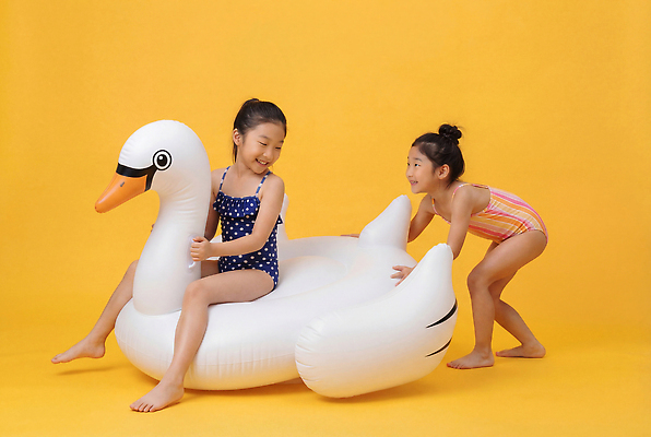 JPG 편집이미지 수영복 어린이 물놀이 놀이 웃음 안전 여름 친구 즐거움 백조 튜브 편집실사 AI인물포토 AI콘텐츠 옷 계절 감정 관계 조류 표정 사람 CG 파일형식 AI포토