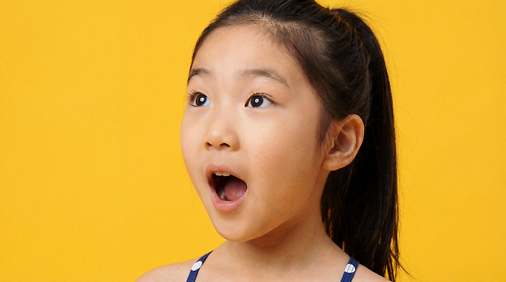 JPG 편집이미지 옷 감정 어린이 신체 표정 웃음 소녀 놀람 반응 흥미 편집실사 AI인물포토 AI콘텐츠 여자 컨셉 사람 CG 파일형식 AI포토