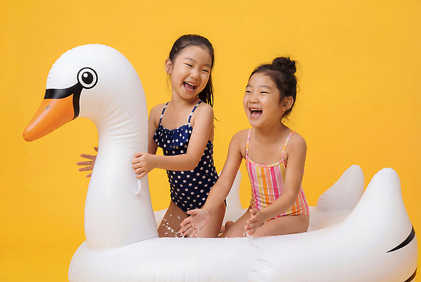 JPG 편집이미지 수영복 어린이 장난 물놀이 놀이 오리 웃음 소녀 여름 친구 즐거움 백조 튜브 편집실사 AI인물포토 AI콘텐츠 옷 계절 여자 감정 관계 조류 표정 사람 CG 파일형식 AI포토