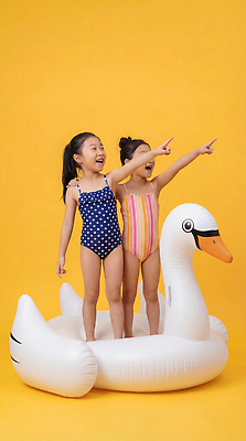 JPG 편집이미지 수영복 어린이 손가락 물놀이 놀이 웃음 여름 친구 가리킴 즐거움 백조 튜브 편집실사 AI인물포토 AI콘텐츠 손 옷 계절 감정 관계 조류 표정 사람 손짓 CG 파일형식 AI포토