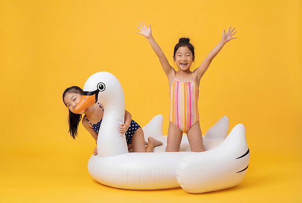 JPG 편집이미지 어린이 포즈 장난 물놀이 웃음 물 여름 친구 수영 즐거움 백조 튜브 오리튜브 편집실사 AI인물포토 AI콘텐츠 자연요소 계절 감정 관계 놀이 조류 표정 사람 수상스포츠 CG 파일형식 AI포토