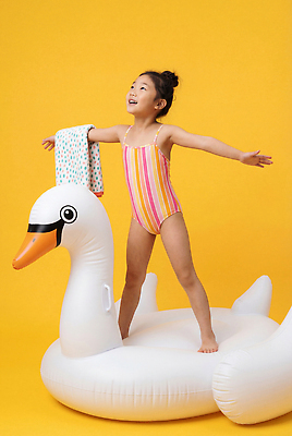 JPG 편집이미지 어린이 가족 놀이 휴식 웃음 취미 물 여름 수건 즐거움 백조 튜브 편집실사 AI인물포토 AI콘텐츠 자연요소 계절 감정 컨셉 관계 조류 표정 사람 위생용품 CG 파일형식 AI포토