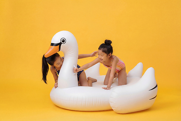 JPG 편집이미지 어린이 장난 물놀이 놀이 웃음 여름 친구 수영 즐거움 백조 튜브 노란배경 액티비티 편집실사 AI인물포토 AI콘텐츠 계절 감정 백그라운드 관계 조류 표정 사람 노란색 수상스포츠 CG 파일형식 AI포토