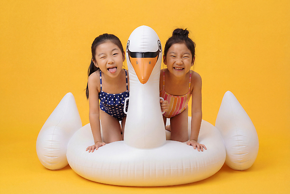 JPG 편집이미지 장난 가족 물놀이 놀이 웃음 소녀 여름 친구 수영 백조 튜브 밝은색 편집실사 AI인물포토 AI콘텐츠 계절 여자 어린이 관계 조류 표정 수상스포츠 CG 파일형식 AI포토