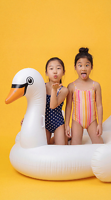 JPG 편집이미지 수영복 장난 물놀이 놀이 오리 표정 소녀 여름 친구 수영 즐거움 백조 튜브 편집실사 AI인물포토 AI콘텐츠 옷 계절 여자 감정 어린이 관계 조류 수상스포츠 CG 파일형식 AI포토