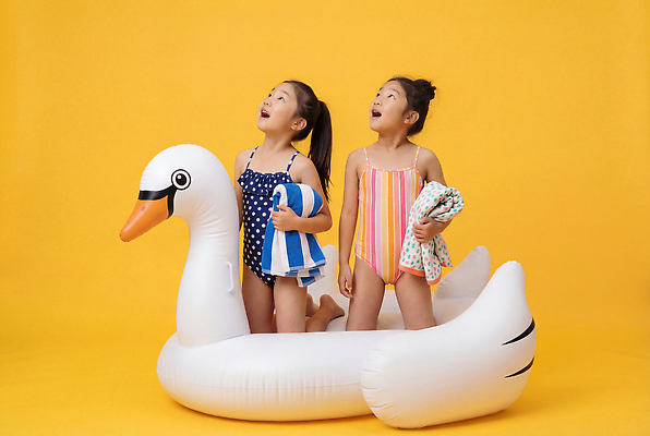 JPG 편집이미지 가족 물놀이 소녀 여름 수건 즐거움 백조 장면 튜브 오리튜브 편집실사 AI인물포토 AI콘텐츠 계절 여자 감정 어린이 관계 놀이 조류 위생용품 CG 파일형식 AI포토