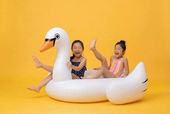 JPG 편집이미지 어린이 장난 물놀이 놀이 오리 웃음 물 여름 친구 백조 튜브 편집실사 AI인물포토 AI콘텐츠 자연요소 계절 관계 조류 표정 사람 CG 파일형식 AI포토