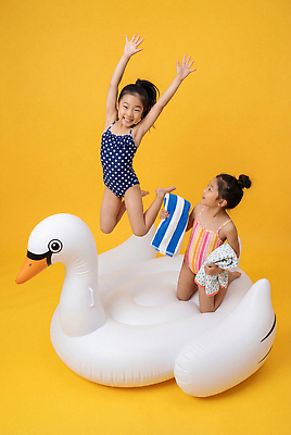 JPG 편집이미지 수영복 어린이 가족 놀이 웃음 물 여름 친구 점프 활발 즐거움 백조 튜브 오리튜브 편집실사 AI인물포토 AI콘텐츠 자연요소 옷 계절 감정 컨셉 관계 모션 조류 표정 사람 CG 파일형식 AI포토