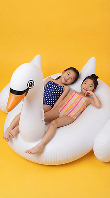 JPG 편집이미지 수영복 어린이 놀이 휴가 오리 웃음 물 여름 친구 즐거움 백조 튜브 편집실사 AI인물포토 AI콘텐츠 자연요소 옷 계절 감정 관계 조류 표정 사람 CG 파일형식 AI포토