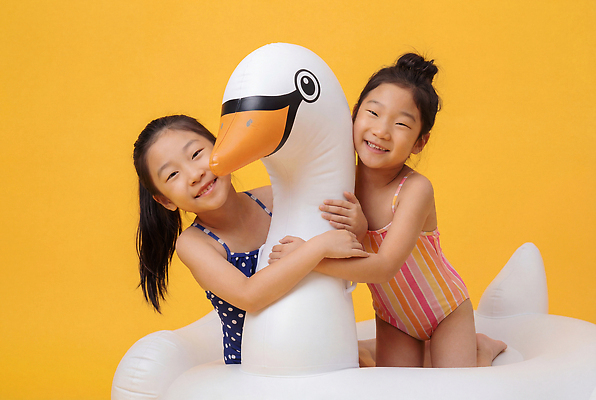 JPG 편집이미지 수영복 어린이 물놀이 놀이 오리 웃음 여름 친구 즐거움 백조 튜브 편집실사 AI인물포토 AI콘텐츠 옷 계절 감정 관계 조류 표정 사람 CG 파일형식 AI포토