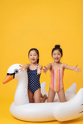 JPG 편집이미지 수영복 어린이 물놀이 놀이 웃음 여름 친구 사진촬영 즐거움 백조 튜브 편집실사 AI인물포토 AI콘텐츠 옷 계절 감정 관계 조류 표정 사람 촬영 CG 파일형식 AI포토