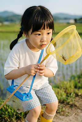 JPG 편집이미지 어린이 곤충 모션 자연 논 소녀 여름 농촌 시골 채집망 사슴벌레 채집통 편집실사 AI인물포토 AI콘텐츠 동물 계절 여자 농업 통 사람 CG 생태계 파일형식 AI포토