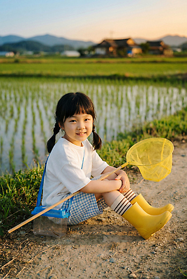 JPG 편집이미지 어린이 논 앉기 풍경 소녀 농촌 시간 저녁 채집망 편집실사 AI인물포토 AI콘텐츠 여자 농업 모션 사람 시골 밤 야간 CG 파일형식 AI포토