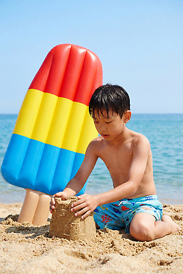 JPG 편집이미지 어린이 모래 바다 놀이 하늘 아이스크림 소년 해변 여름 모래성 튜브 의료성형뷰티 편집실사 AI인물포토 AI콘텐츠 계절 남자 디저트 사람 CG 파일형식 AI포토 음식